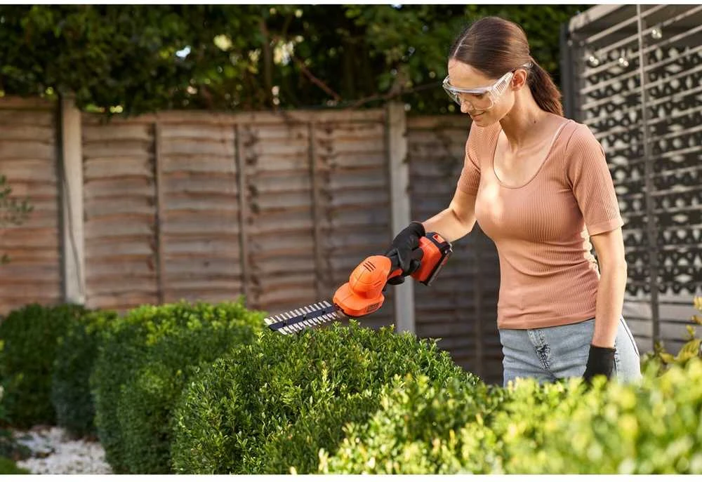 Black & Decker Juodas & Decker Gyvatvorių ir žolės žirklės Juodas & Decker BCSS18D1-QW; 18 V; 1x2,0 Ah akum.+ pakrovėjas
