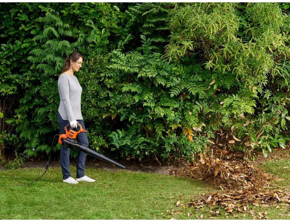Lapų pūstuvas-siurblys Black & Decker BEBLV301-QS