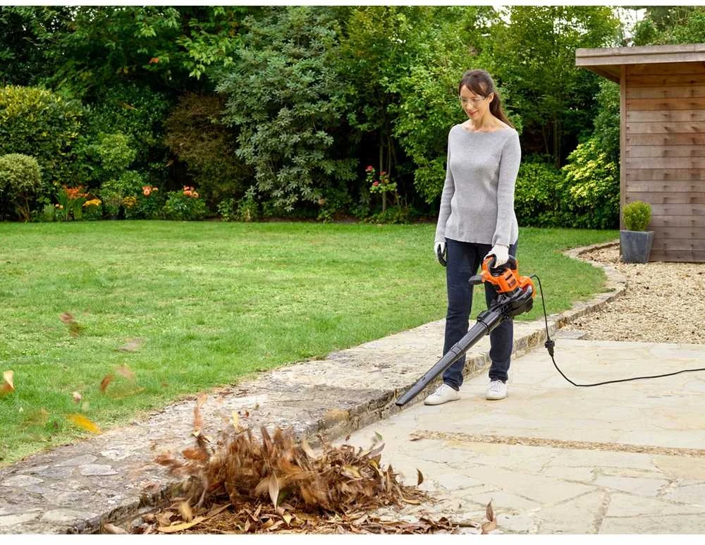 Lapų pūstuvas-siurblys Black & Decker BEBLV301-QS