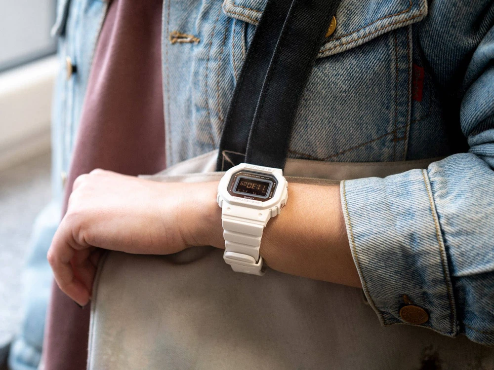 Laikrodis „Casio G-shock“ originalios metalinės akcentinės spalvos GMD-S5600-7ER