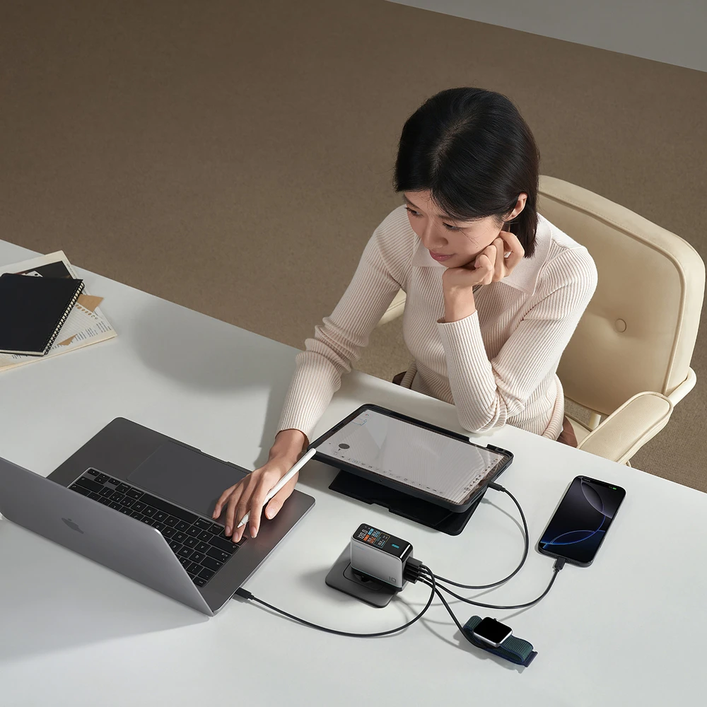 Cuktech AD1204U 120 W sieninis įkroviklis su ekranu ir USB-C laidu – sidabrinis