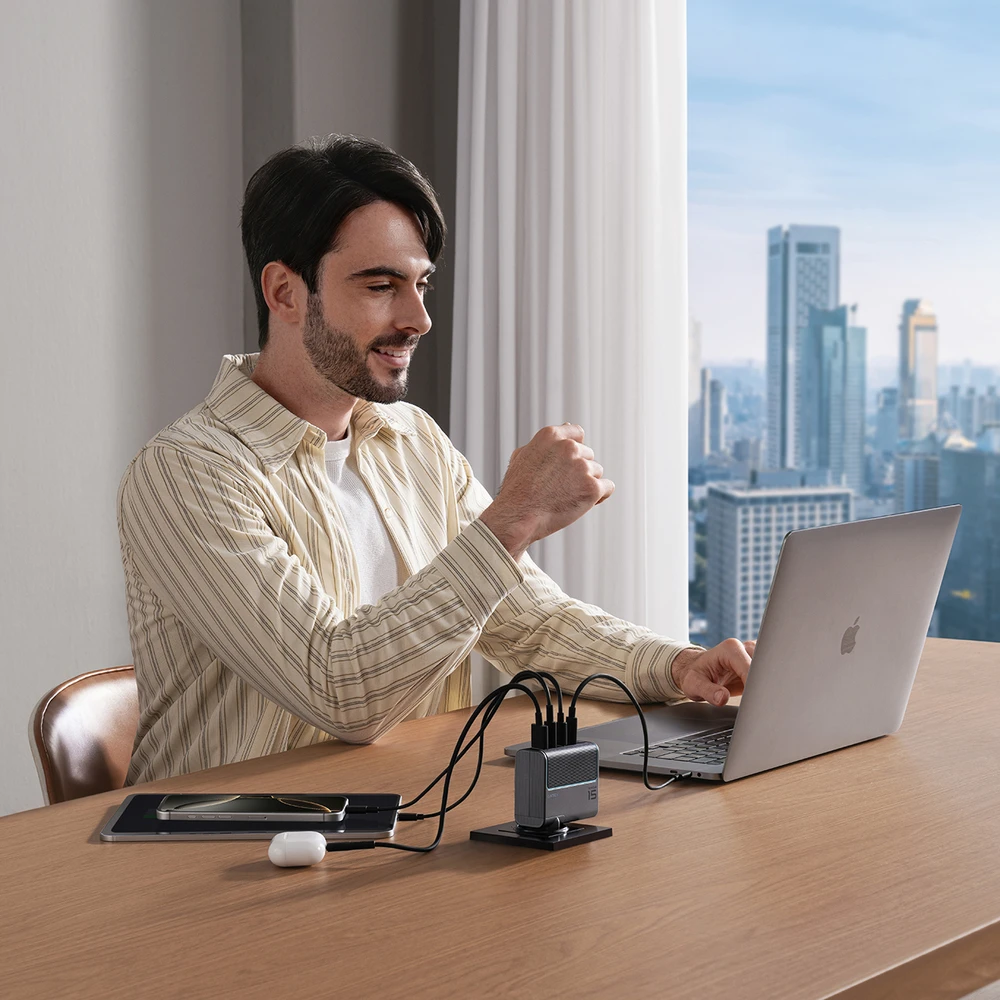 Cuktech AD1404UEU 140W GaN 3x USB-C + USB-A sieninis įkroviklis su USB-C laidu – pilkas