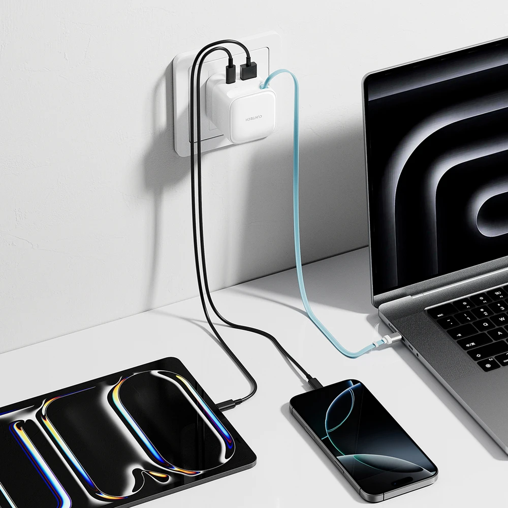 Cuktech AD653W 67W GaN 2x USB-C + USB-A sieninis įkroviklis su 70 cm ištraukiamu USB-C laidu – baltas