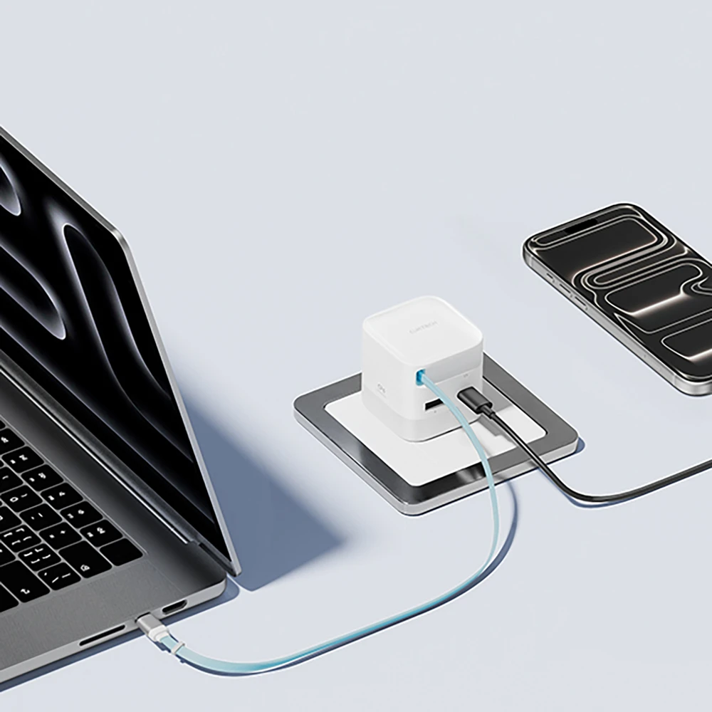 Cuktech AD653W 67W GaN 2x USB-C + USB-A sieninis įkroviklis su 70 cm ištraukiamu USB-C laidu – baltas