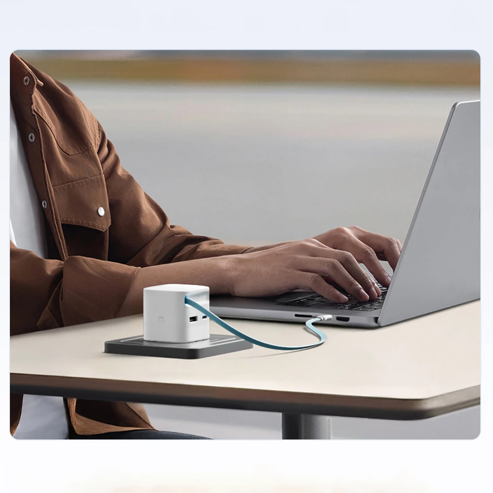 Cuktech AD653W 67W GaN 2x USB-C + USB-A sieninis įkroviklis su 70 cm ištraukiamu USB-C laidu – baltas