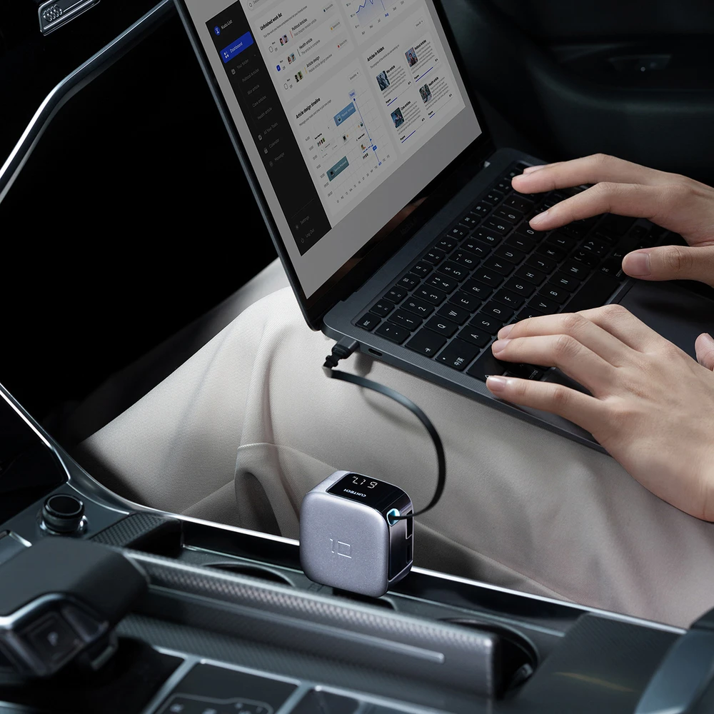 Cuktech CC903P 100 W automobilinis įkroviklis su ekranu ir 70 cm ištraukiamu USB-C laidu – pilkas