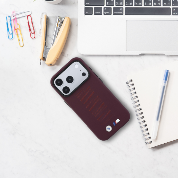 Dėklas BMW M Mėlyna Perfo Metal Logo MagSafe Case for iPhone 18 Pro Max / 17 Pro Max - Burgundy aprašymas - Prekės nuotrauka