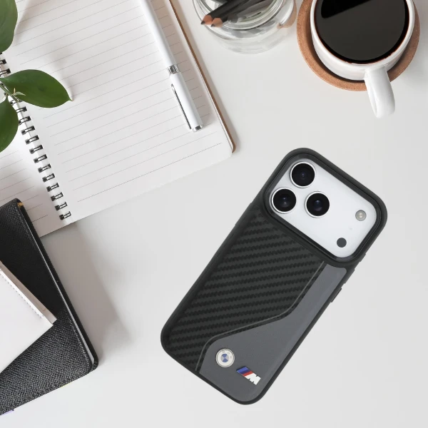 BMW M Carbon logotipo „MagSafe“ dėklas, skirtas iPhone 17 Pro – grafito spalvos aprašymas - Prekės nuotrauka BMW M Carbon logotipo „MagSafe“ dėklas, skirtas iPhone 17 Pro – grafito spalvos aprašymas - Prekės nuotrauka