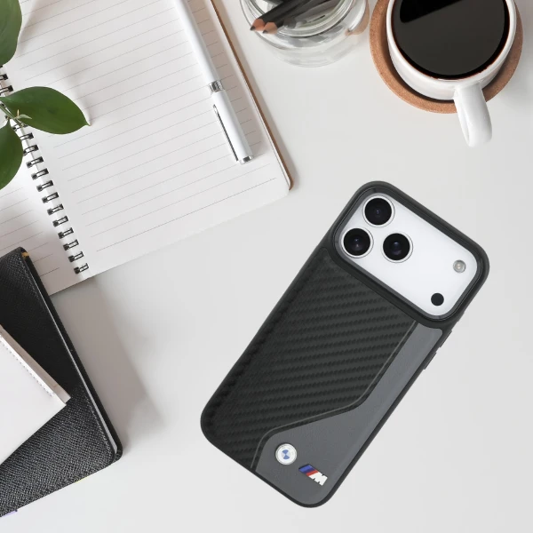 BMW M Carbon logotipo „MagSafe“ dėklas, skirtas „iPhone 17 Pro Max“ – grafito spalvos aprašymas - Prekės nuotrauka BMW M Carbon logotipo „MagSafe“ dėklas, skirtas „iPhone 17 Pro Max“ – grafito spalvos aprašymas - Prekės nuotrauka