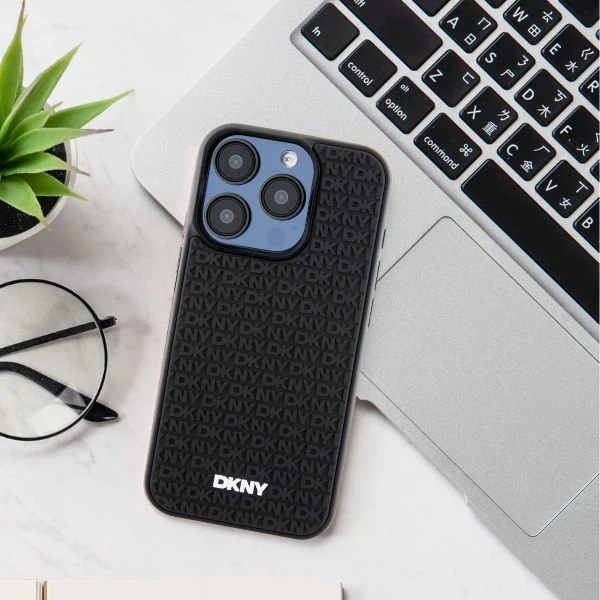 Apple iPhone 13 / 14 / 15 DKNY Hardcase 3D Rubber Repeat Pattern (DKHCP15S3DRPWK) dėklas telefonui juodos spalvos aprašymas - Prekės nuotrauka Apple iPhone 13 / 14 / 15 DKNY Hardcase 3D Rubber Repeat Pattern (DKHCP15S3DRPWK) dėklas telefonui juodos spalvos aprašymas - Prekės nuotrauka