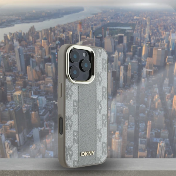 Dėklas DKNY Checkered Pattern Magsafe iPhone 16 Pro Max Case - rusvai gelsvas aprašymas - Prekės nuotrauka Dėklas DKNY Checkered Pattern Magsafe iPhone 16 Pro Max Case - rusvai gelsvas aprašymas - Prekės nuotrauka