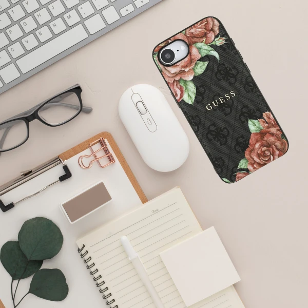 Guess 4G Flowers Print MagSafe dėklas iPhone 16e - juodas aprašymas - Prekės nuotrauka Guess 4G Flowers Print MagSafe dėklas iPhone 16e - juodas aprašymas - Prekės nuotrauka