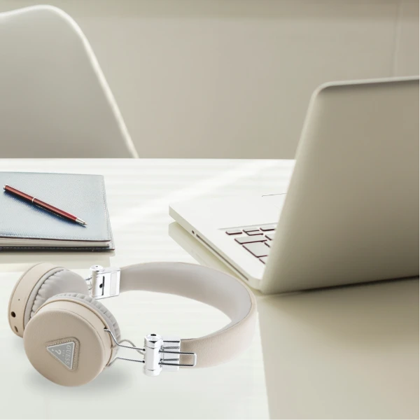 Guess ausinės Bluetooth ENC GUBH70PGTSPSE pilkos spalvos Grained Classic Round Shape aprašymas - Prekės nuotrauka Guess ausinės Bluetooth ENC GUBH70PGTSPSE pilkos spalvos Grained Classic Round Shape aprašymas - Prekės nuotrauka