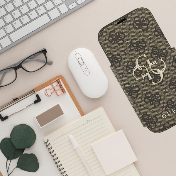 Dėklas Guess Book 4G Metal Logo Case for iPhone 18 Pro / 17 Pro - Brown aprašymas - Prekės nuotrauka