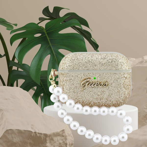 Dėklas „Guess“ blizgantis perlų dirželis, skirtas „AirPods Pro 3“ ausinėms – auksinis aprašymas - Prekės nuotrauka Dėklas „Guess“ blizgantis perlų dirželis, skirtas „AirPods Pro 3“ ausinėms – auksinis aprašymas - Prekės nuotrauka