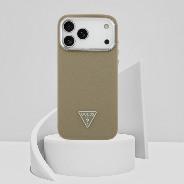 „Guess“ grūdėto trikampio logotipo „MagSafe“ dėklas, skirtas „iPhone 17 Pro Max“ – ruda aprašymas - Prekės nuotrauka „Guess“ grūdėto trikampio logotipo „MagSafe“ dėklas, skirtas „iPhone 17 Pro Max“ – ruda aprašymas - Prekės nuotrauka