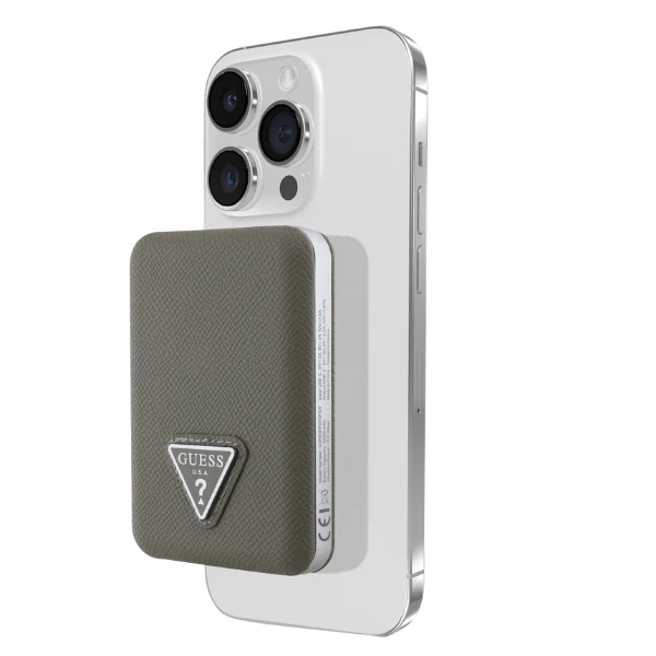 „Guess“ grūdėto trikampio formos išorinė baterija su „MagSafe“ 5000mAh 15W USB-C – ruda aprašymas - Prekės nuotrauka „Guess“ grūdėto trikampio formos išorinė baterija su „MagSafe“ 5000mAh 15W USB-C – ruda aprašymas - Prekės nuotrauka