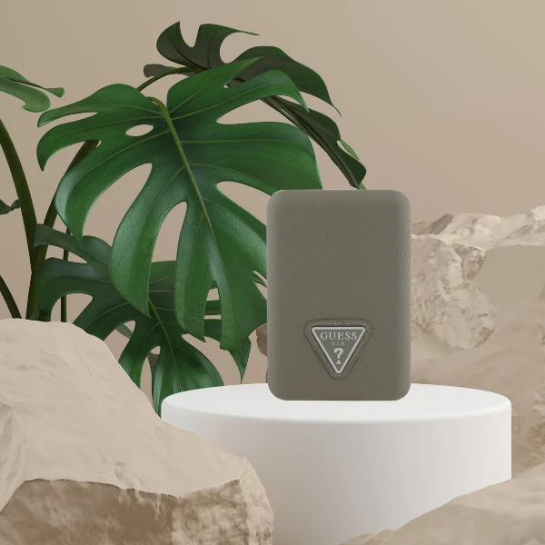 „Guess“ grūdėto trikampio formos išorinė baterija su „MagSafe“ 5000mAh 15W USB-C – ruda aprašymas - Prekės nuotrauka „Guess“ grūdėto trikampio formos išorinė baterija su „MagSafe“ 5000mAh 15W USB-C – ruda aprašymas - Prekės nuotrauka