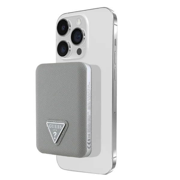 „Guess“ grūdėto trikampio formos išorinė baterija su „MagSafe“ 5000mAh 15W USB-C - rusvai gelsvas aprašymas - Prekės nuotrauka „Guess“ grūdėto trikampio formos išorinė baterija su „MagSafe“ 5000mAh 15W USB-C - rusvai gelsvas aprašymas - Prekės nuotrauka