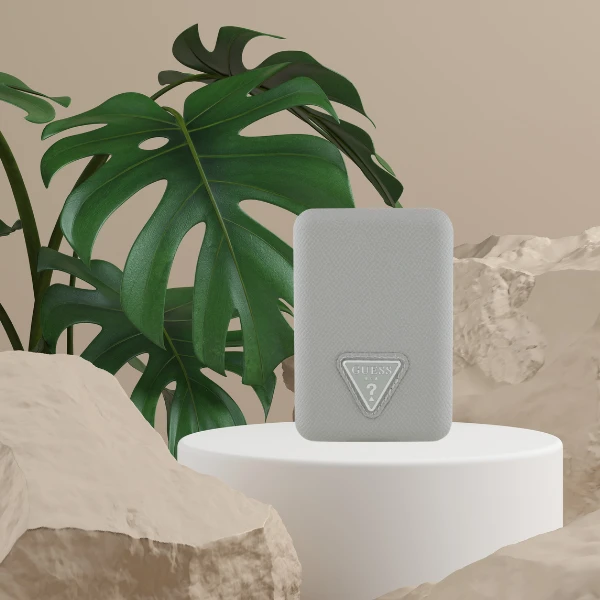 „Guess“ grūdėto trikampio formos išorinė baterija su „MagSafe“ 5000mAh 15W USB-C - rusvai gelsvas aprašymas - Prekės nuotrauka „Guess“ grūdėto trikampio formos išorinė baterija su „MagSafe“ 5000mAh 15W USB-C - rusvai gelsvas aprašymas - Prekės nuotrauka
