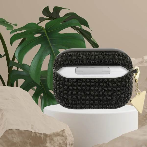 Dėklas „Guess“ Rhinestone trikampio formos pakabukas, skirtas „AirPods Pro 3“ ausinėms - Juodas aprašymas - Prekės nuotrauka Dėklas „Guess“ Rhinestone trikampio formos pakabukas, skirtas „AirPods Pro 3“ ausinėms - Juodas aprašymas - Prekės nuotrauka