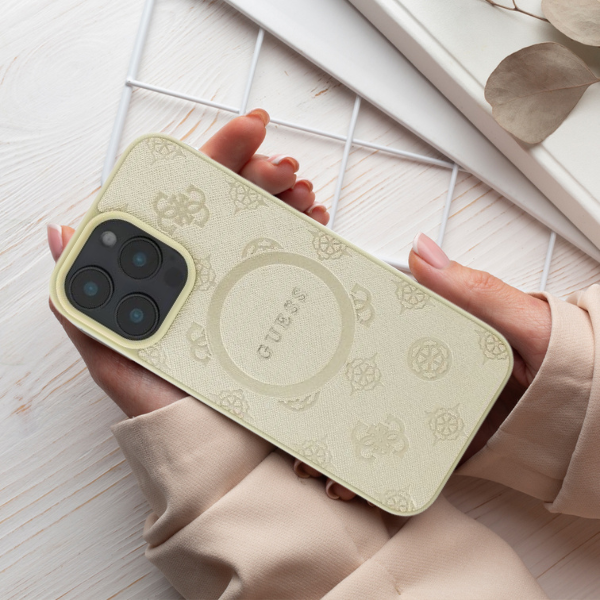 Apple iPhone 16 Pro Guess Saffiano Peony Classic Logo MagSafe (GUHMP16LPSAPSMEU) dėklas telefonui violetinės spalvos aprašymas - Prekės nuotrauka Apple iPhone 16 Pro Guess Saffiano Peony Classic Logo MagSafe (GUHMP16LPSAPSMEU) dėklas telefonui violetinės spalvos aprašymas - Prekės nuotrauka
