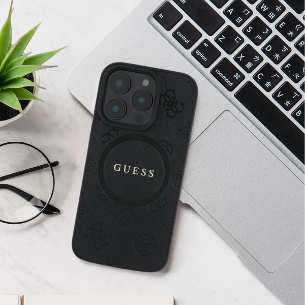 Apple iPhone 16 Pro Guess Saffiano Peony Classic Logo MagSafe (GUHMP16LPSAPSMEU) dėklas telefonui violetinės spalvos aprašymas - Prekės nuotrauka Apple iPhone 16 Pro Guess Saffiano Peony Classic Logo MagSafe (GUHMP16LPSAPSMEU) dėklas telefonui violetinės spalvos aprašymas - Prekės nuotrauka