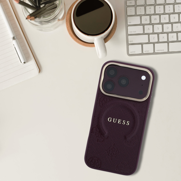 Guess Saffiano Peony & Ring MagSafe dėklas, skirtas iPhone 17 Pro / 18 Pro – bordo spalvos aprašymas - Prekės nuotrauka