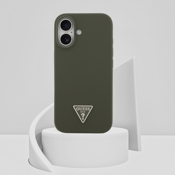 „Guess“ silikoninis trikampio formos logotipo „MagSafe“ dėklas, skirtas „iPhone 17“ – „Alias“ aprašymas - Prekės nuotrauka