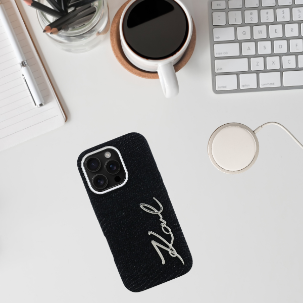 Dėklas Karl Lagerfeld FW Jeans Signature Logo iPhone 16 Pro Max Case - Juodas aprašymas - Prekės nuotrauka Dėklas Karl Lagerfeld FW Jeans Signature Logo iPhone 16 Pro Max Case - Juodas aprašymas - Prekės nuotrauka
