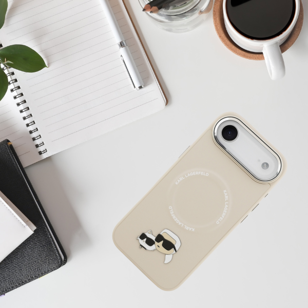 Karl Lagerfeld Karl & Choupette Pins MagSafe dėklas skirtas Apple iPhone Air rusvai gelsvas aprašymas - Prekės nuotrauka
