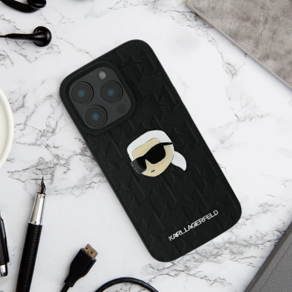 Apple iPhone 16 Karl Lagerfeld Saffiano Monogram Karl Head Pin (KLHCP16SPGKLKIPK) dėklas telefonui juodos spalvos aprašymas - Prekės nuotrauka