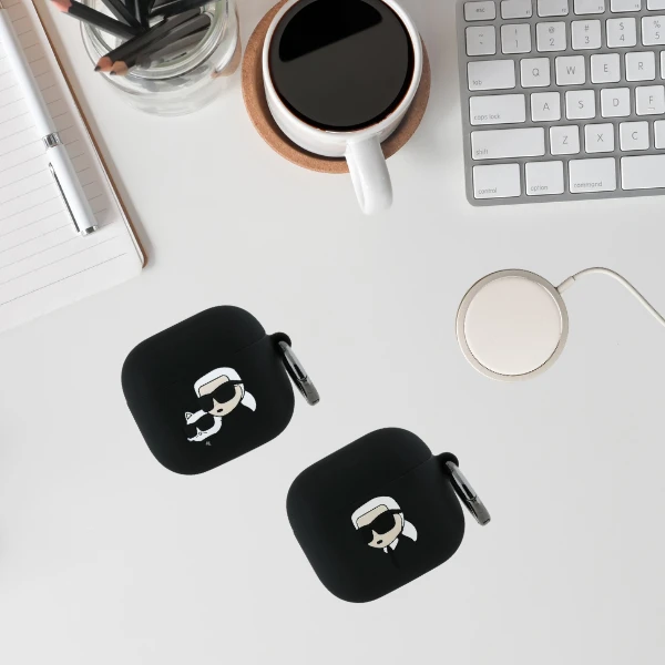 Dėklas Karl Lagerfeld KLA4RUNIKK AirPods 4 cover juodos spalvos silikoninis Karl Head 3D aprašymas - Prekės nuotrauka