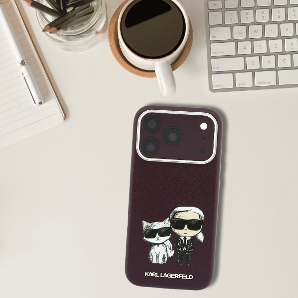 Dėklas Karl Lagerfeld Smooth Karl & Choupette Bodies Sketch MagSafe case for iPhone 18 Pro / 17 Pro - burgundy aprašymas - Prekės nuotrauka