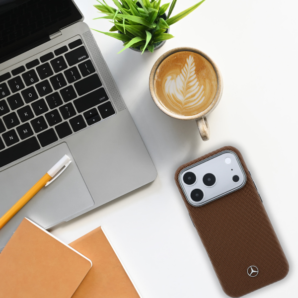 Dėklas Mercedes Leather Semi Wrap Wood Effect MagSafe Case for iPhone 18 Pro / 17 Pro - Brown aprašymas - Prekės nuotrauka