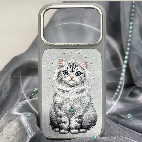 „Nimmy Lucky Fashion Cat“ „MagSafe“ dėklas, skirtas „iPhone 17 Pro“ – pilka aprašymas - Prekės nuotrauka „Nimmy Lucky Fashion Cat“ „MagSafe“ dėklas, skirtas „iPhone 17 Pro“ – pilka aprašymas - Prekės nuotrauka