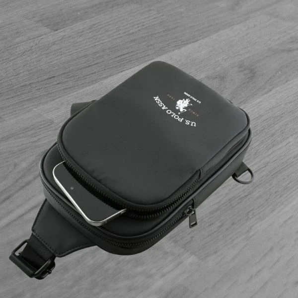 Us Polo Assn Krepšys telefonui US Polo Petit Pique Crossbody Arch juodos spalvos aprašymas - Prekės nuotrauka