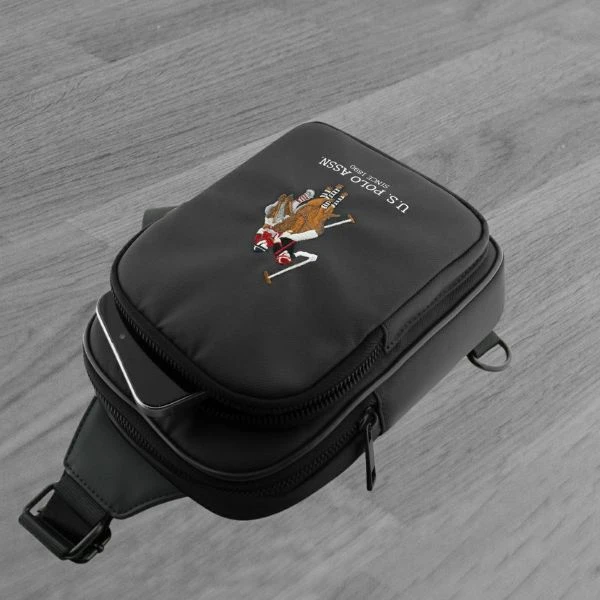 Us Polo Assn Krepšys telefonui US Polo Petit Pique Crossbody juodos spalvos aprašymas - Prekės nuotrauka