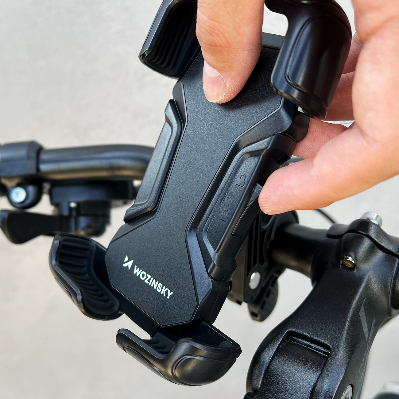Wozinsky strong phone holder for bicycle, motorcycle, scooter handlebars, juodas (WBHBK6) aprašymas - Prekės nuotrauka