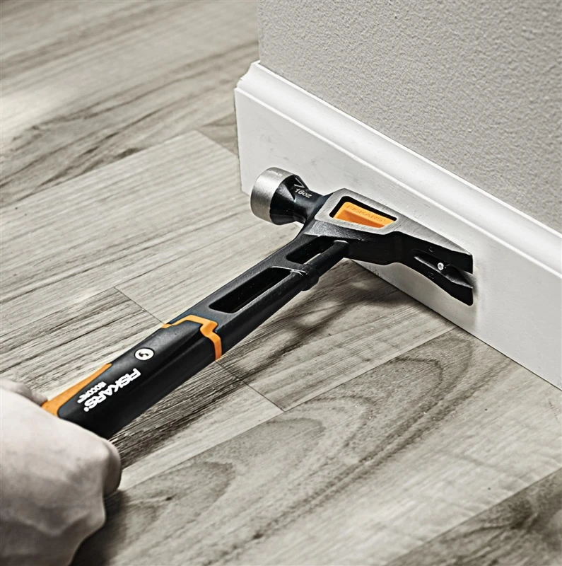 Fiskars Plaktukas dailidei su viniatraukiu M