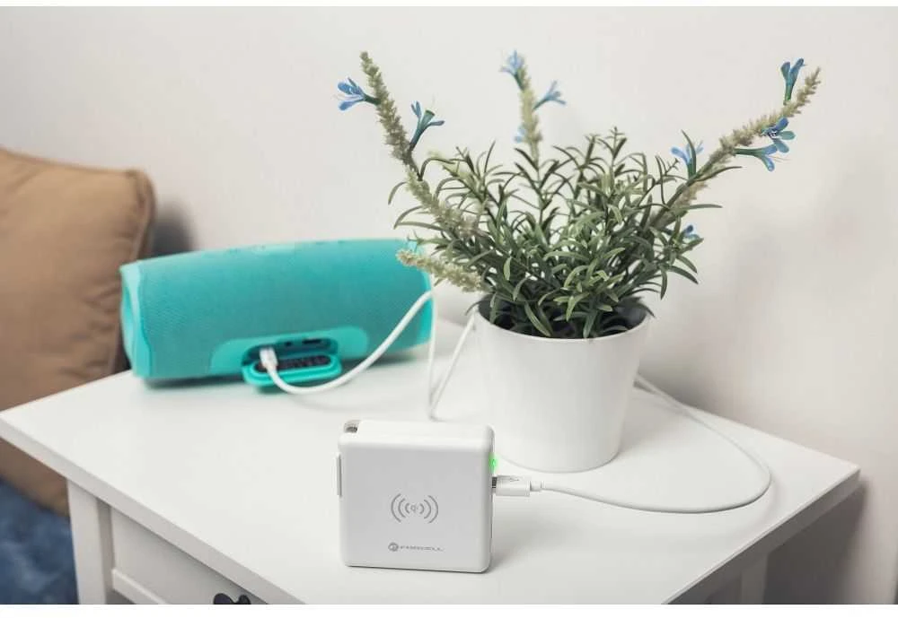 Daugiafunkcis įkroviklis Forcell F-Energy 4in1 2 x USB A + USB C 15W + išorinė baterija 8000mAh + belaidis įkrovimas baltas