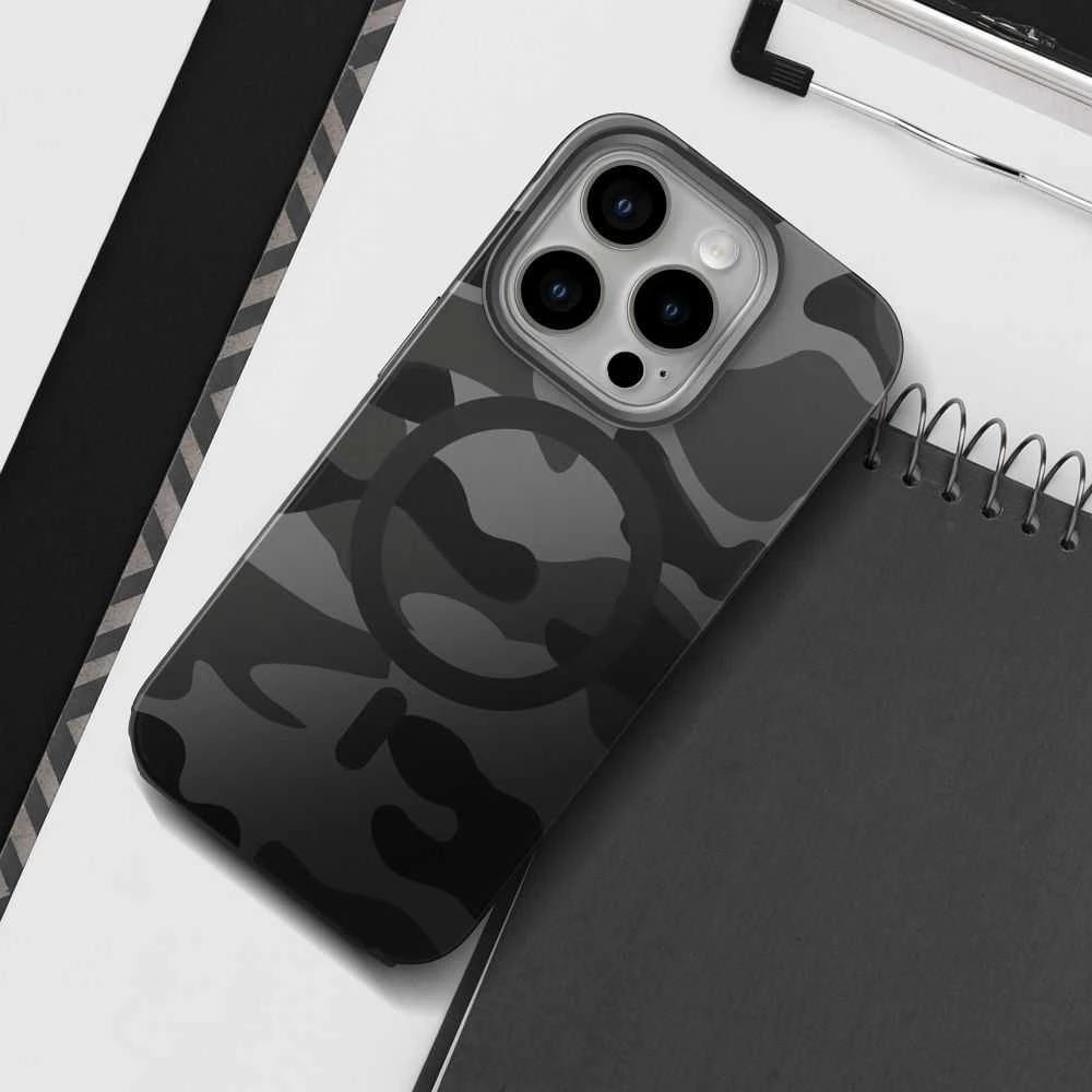 „iPhone 16 PLUS“ dėklas su „Forcell F-Protect Levels“ dvigubo sluoksnio 4D technologija, suderinamas su „Magsafe Military Drop-Test“ juodos spalvos kamufliažu.