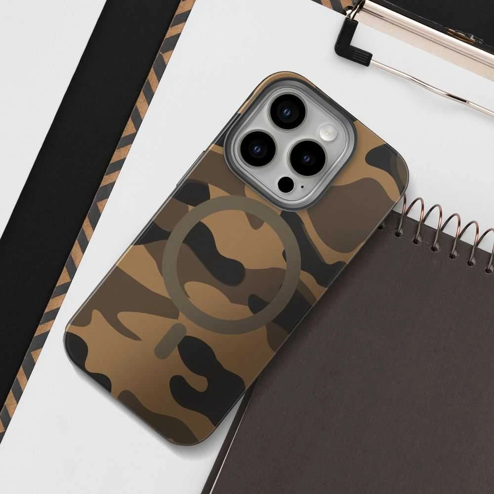 „iPhone 16 PLUS“ dėklas su „Forcell F-Protect Levels“ dvigubo sluoksnio 4D technologija, suderinamas su „Magsafe Military Drop-Test“ dykumos kamufliažu.