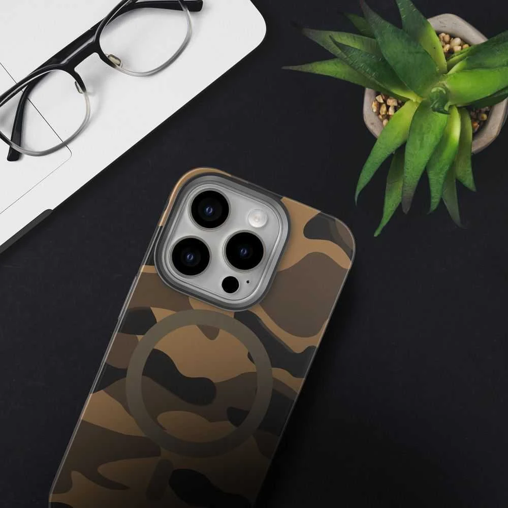 „iPhone 16 PLUS“ dėklas su „Forcell F-Protect Levels“ dvigubo sluoksnio 4D technologija, suderinamas su „Magsafe Military Drop-Test“ dykumos kamufliažu.