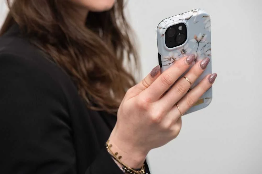 „iPhone 14 PLUS“ dėklas „Forcell F-Protect Mirage“, suderinamas su „Magsafe“ pavasarinių gėlių imitacija.