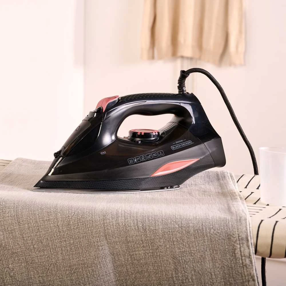 Black & Decker juodas+decker Garų lygintuvas Juodas & Decker BXIR3000E (3000W; juodas)