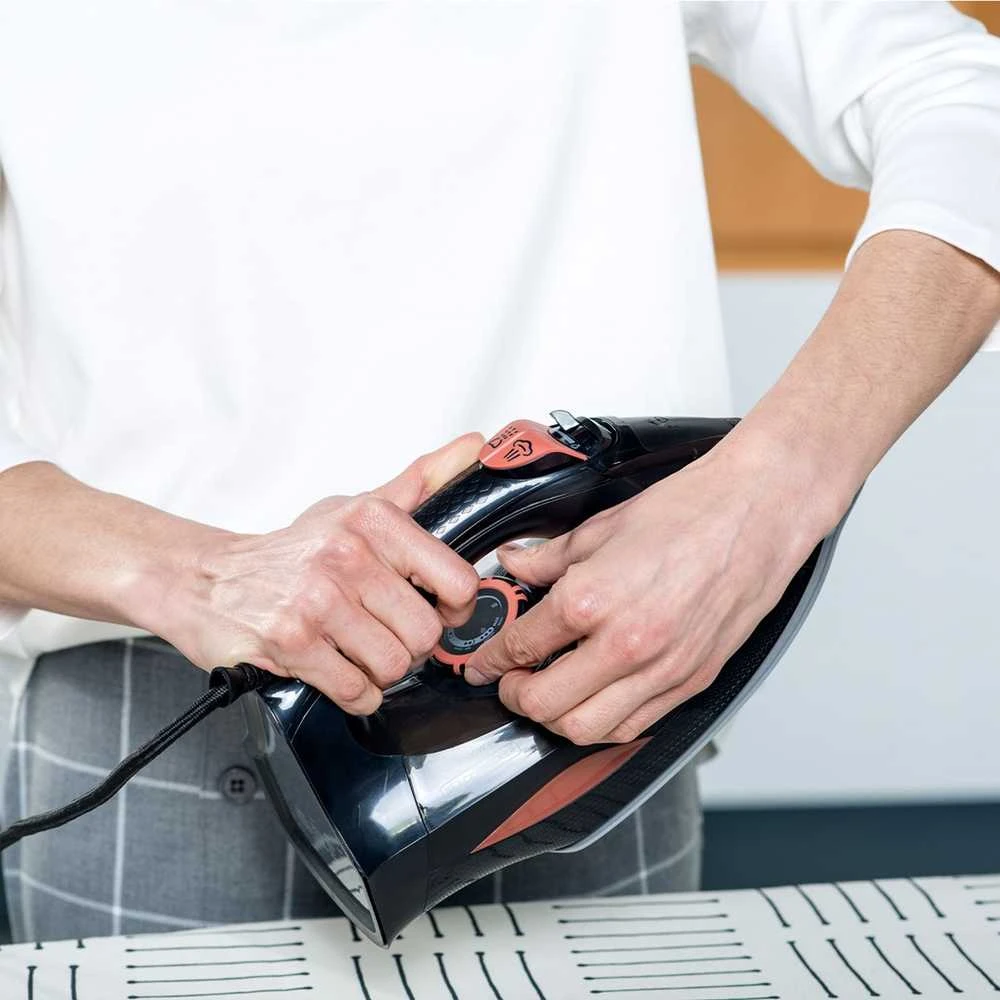 Black & Decker juodas+decker Garų lygintuvas Juodas & Decker BXIR3000E (3000W; juodas)