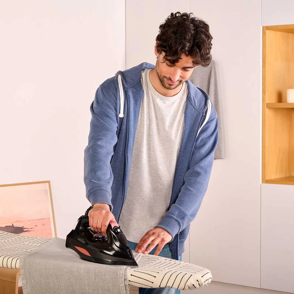 Black & Decker juodas+decker Garų lygintuvas Juodas & Decker BXIR3000E (3000W; juodas)
