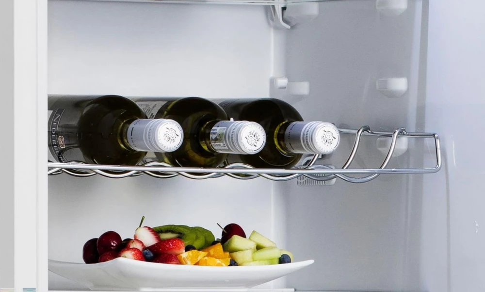 Šaldytuvas Gorenje Integrerat kyl /frysskåp med NoFrost DualAdvance för frostfri förvaring och separat luftcirkulation i kyl och frysdelen. CrispZone hjälper till att hålla frukt och grönsaker färska längre, medan SuperCool säkerställer snabb nedkylning efter inköp.