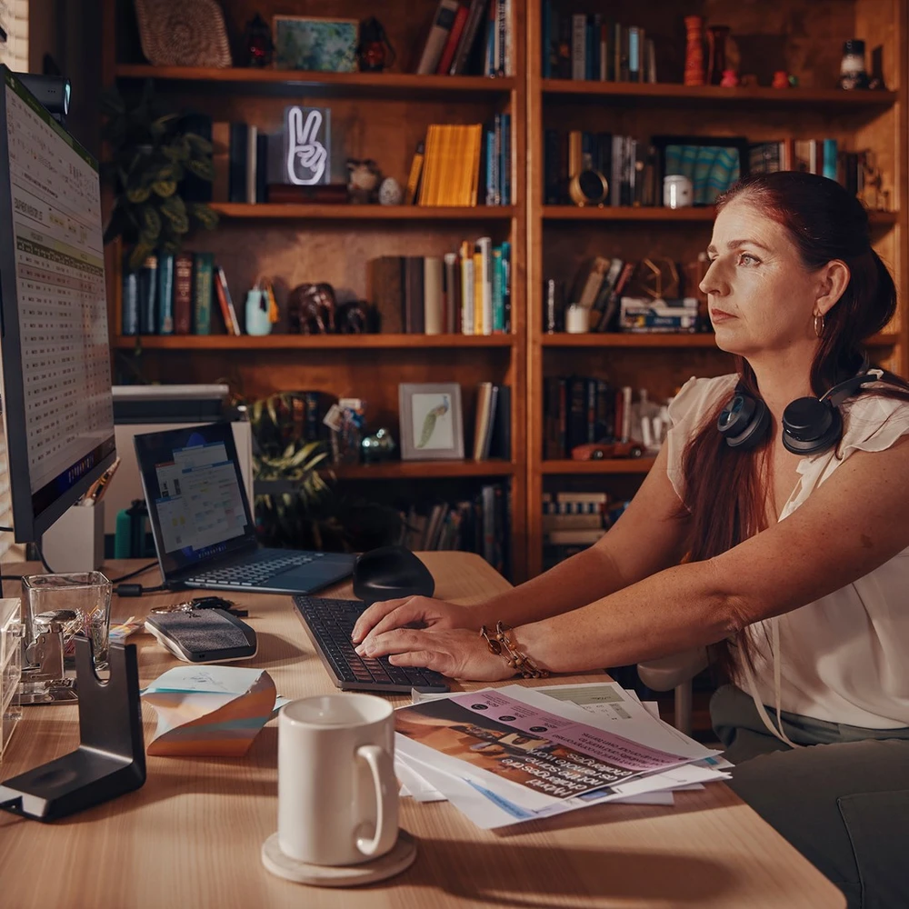 Hewlett Packard (HP) HP Poly Voyager Focus 2 Microsoft Teams sertifikuotas USB-C-C Ausinės +USB-C/A adapteris + įkrovimo stovai Be lokalizacijos